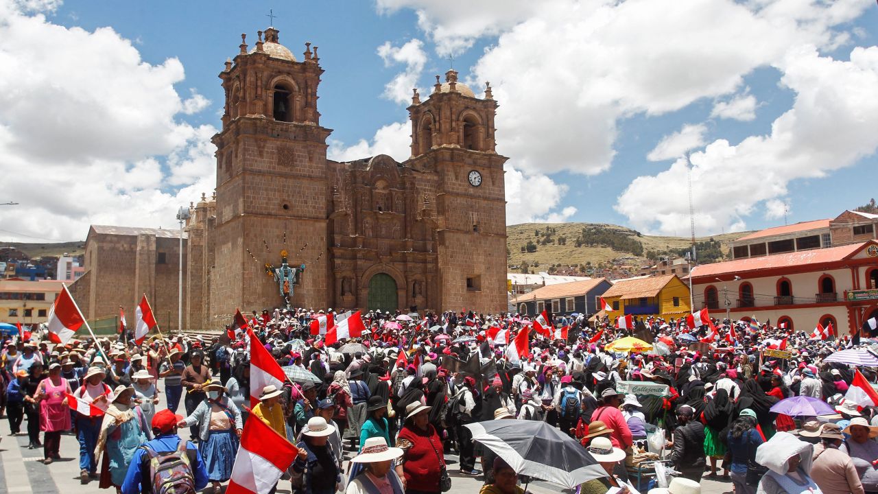 ساکنان جزایر Uros و Taquile در دریاچه Titicaca، در مرز بولیوی، در شهر پونو، پرو، در 24 ژانویه تظاهرات کردند.