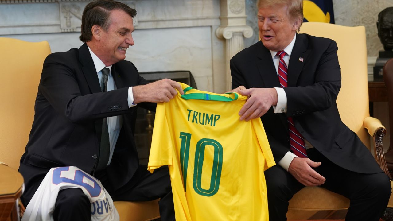 ژایر بولسونارو، رئیس جمهور برزیل، پیراهن تیم ملی برزیل را در 19 مارس 2019 در کاخ سفید در واشنگتن دی سی، رئیس جمهور ایالات متحده، دونالد ترامپ، هدیه می دهد.