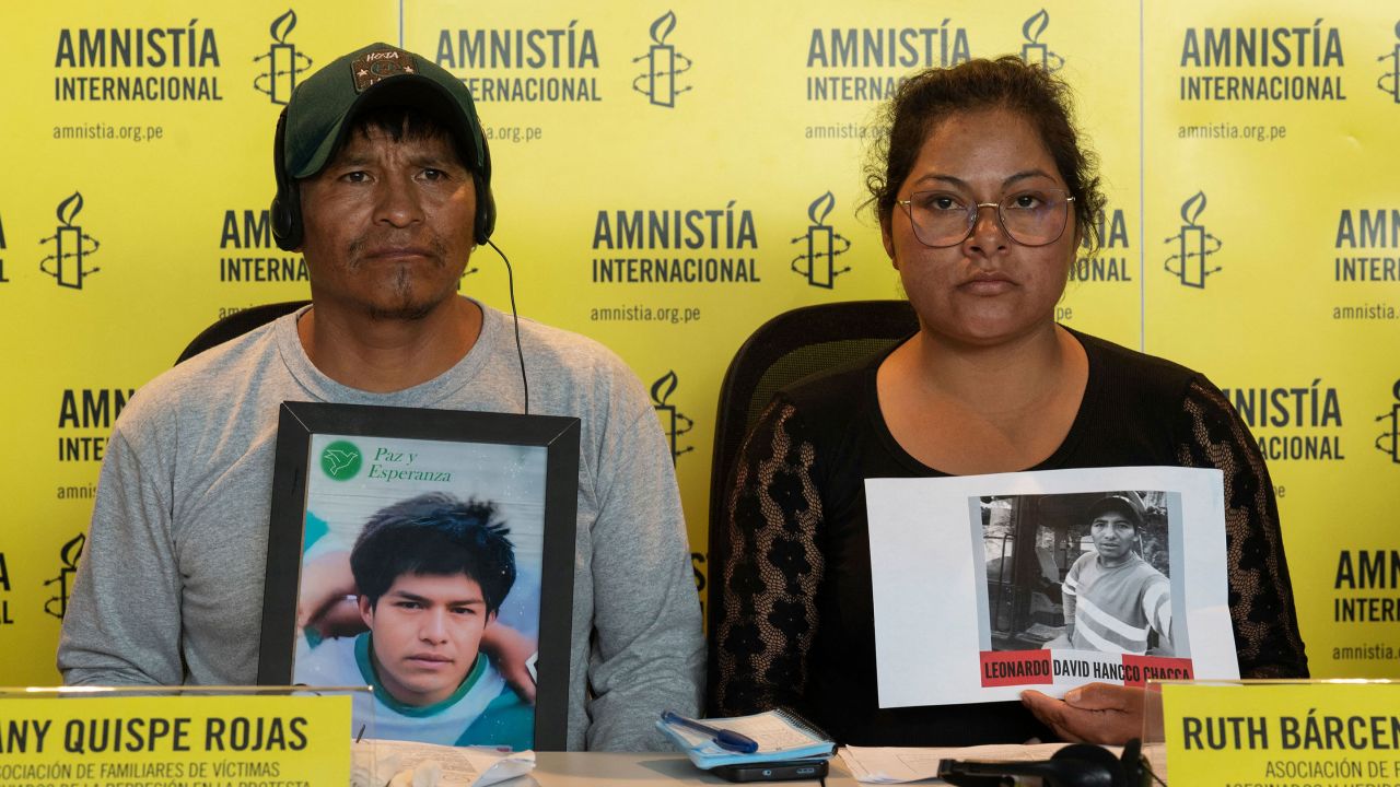 دنی کوئیسپ و روث بارسنا که به ترتیب پسر و شوهر خود را در جریان تظاهرات های مختلف از دست دادند، در یک کنفرانس مطبوعاتی با نمایندگان عفو ​​بین الملل در لیما، پرو، در 16 فوریه 2023 شرکت کردند.