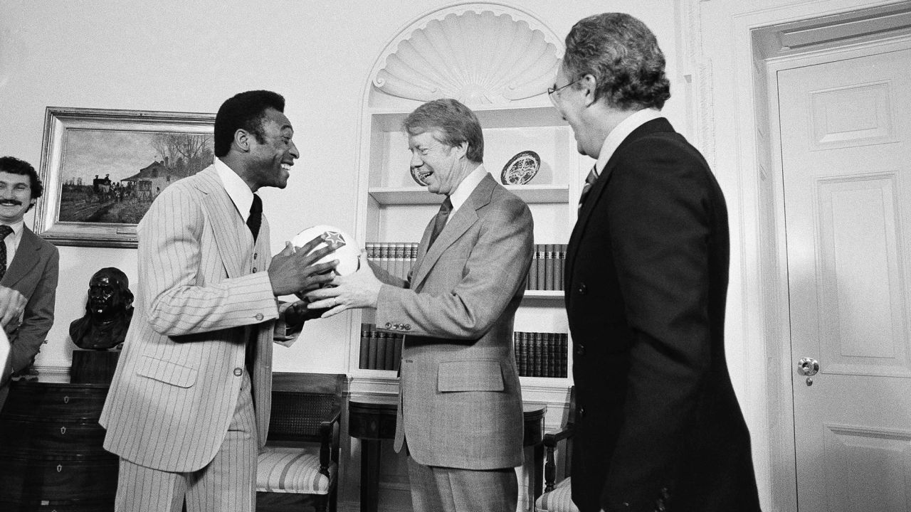 این برزیلی در سال 1977 با جیمی کارتر رئیس جمهور وقت ایالات متحده در کاخ سفید صحبت می کند. 